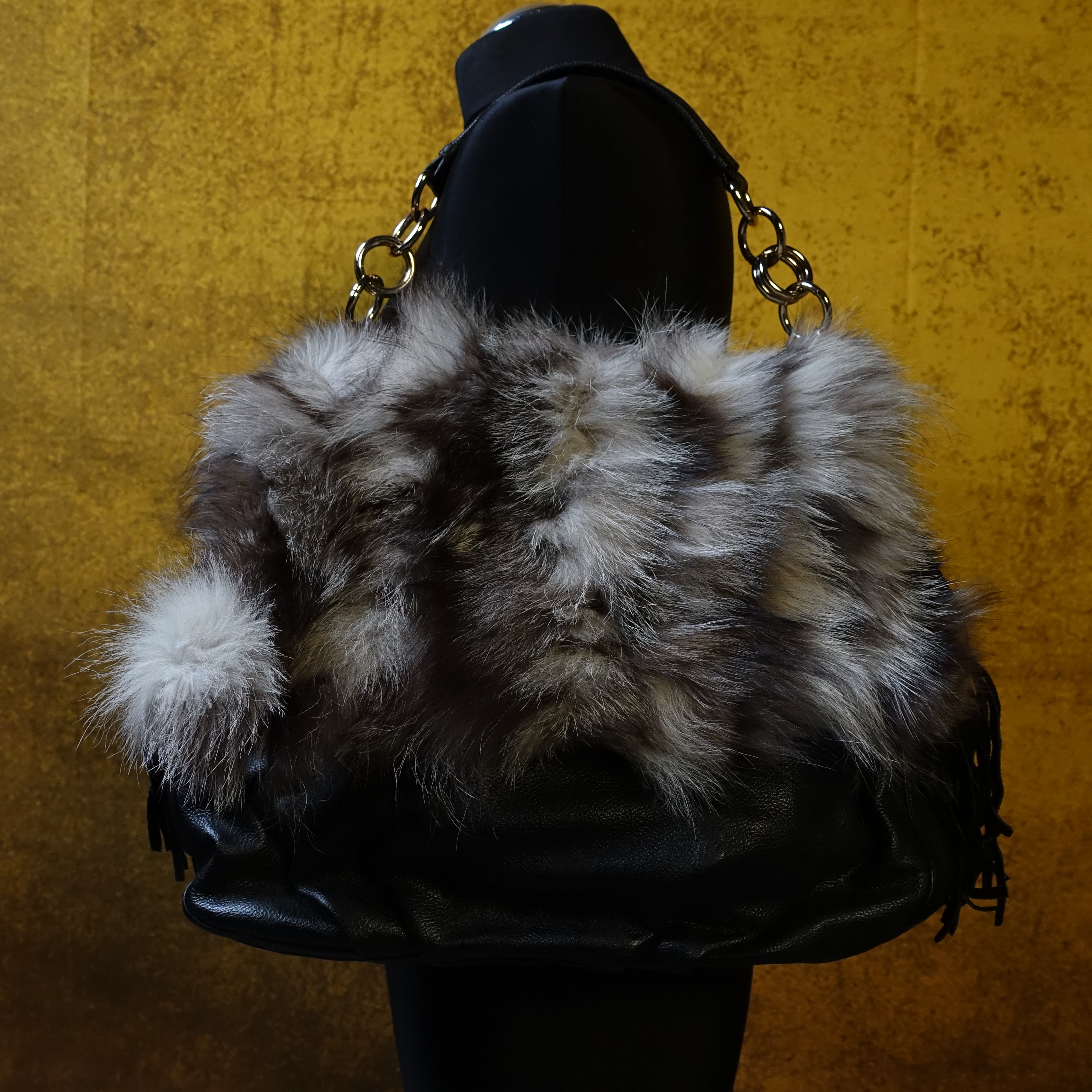 Handtasche / Schultertasche mit echtem Pelzbesatz - Blaufuchs