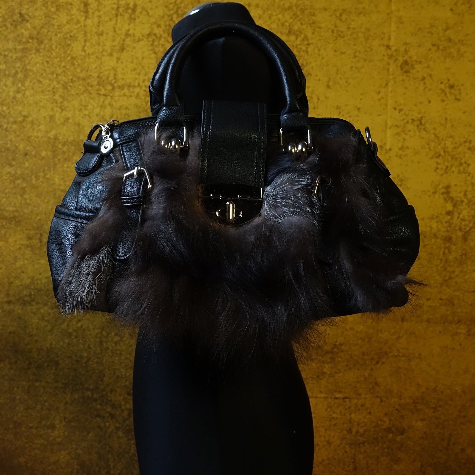 Handtasche / Schultertasche mit echtem Pelzbesatz mittel - Blaufuchs
