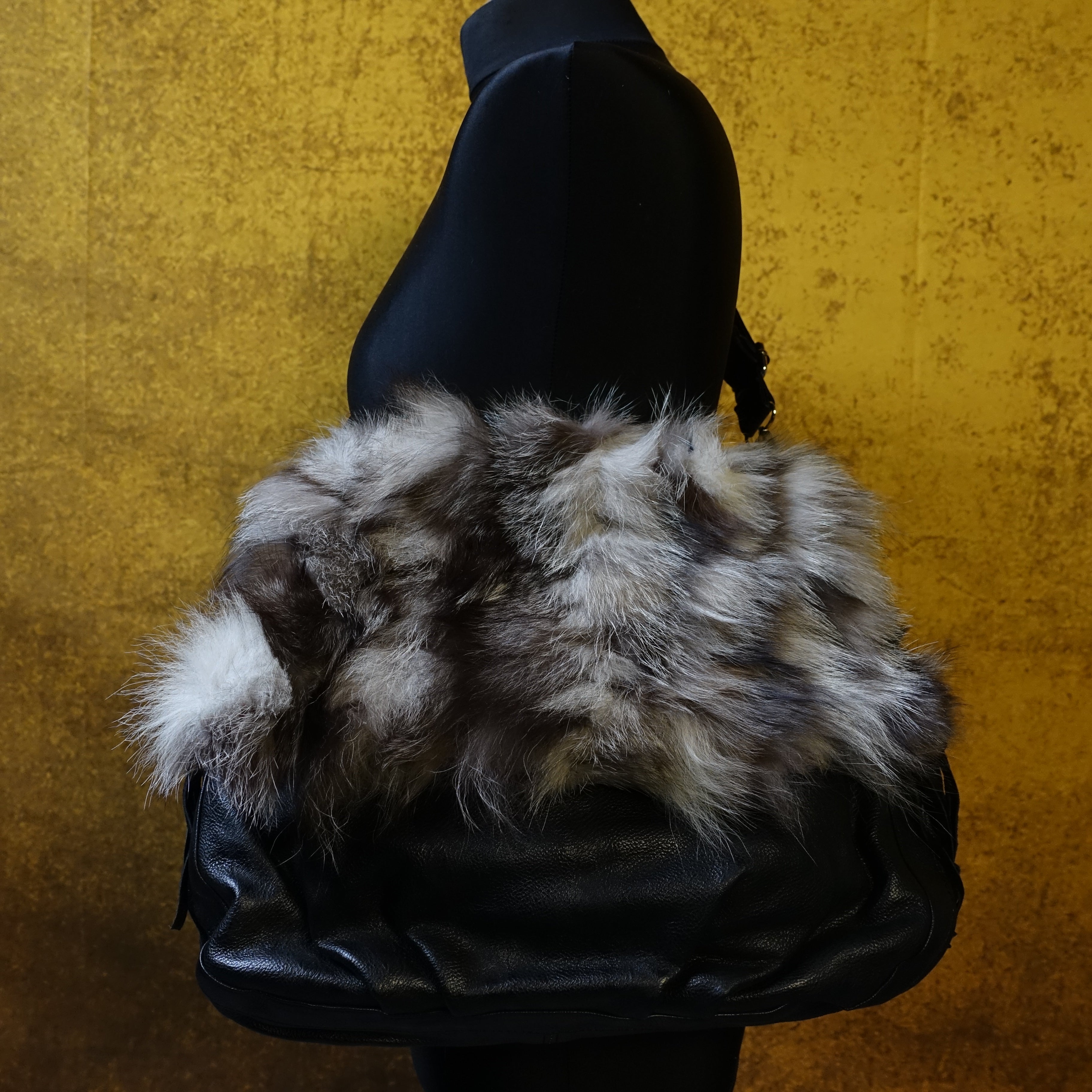 Handtasche / Schultertasche mit echtem Pelzbesatz - Blaufuchs