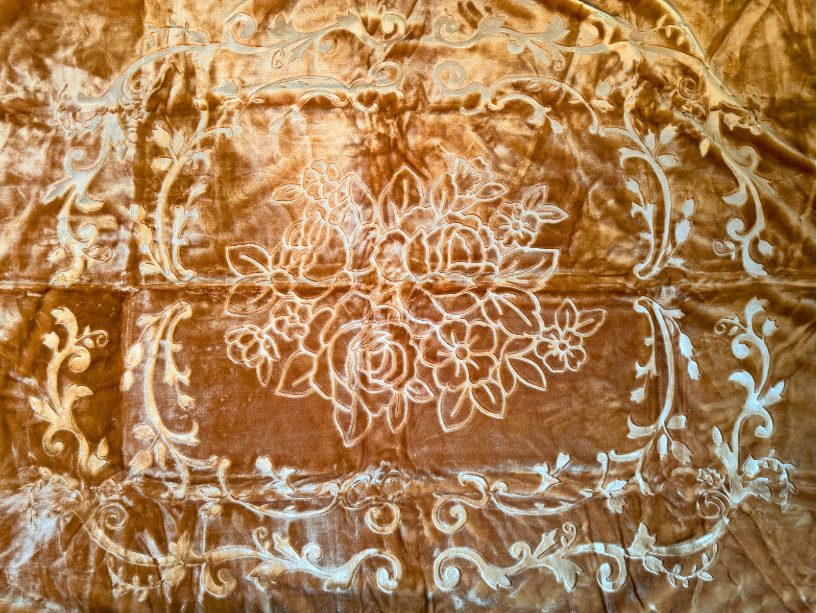 Kuscheldecke Tagesdecke Wohndecke im Luxus-Design hellbraun