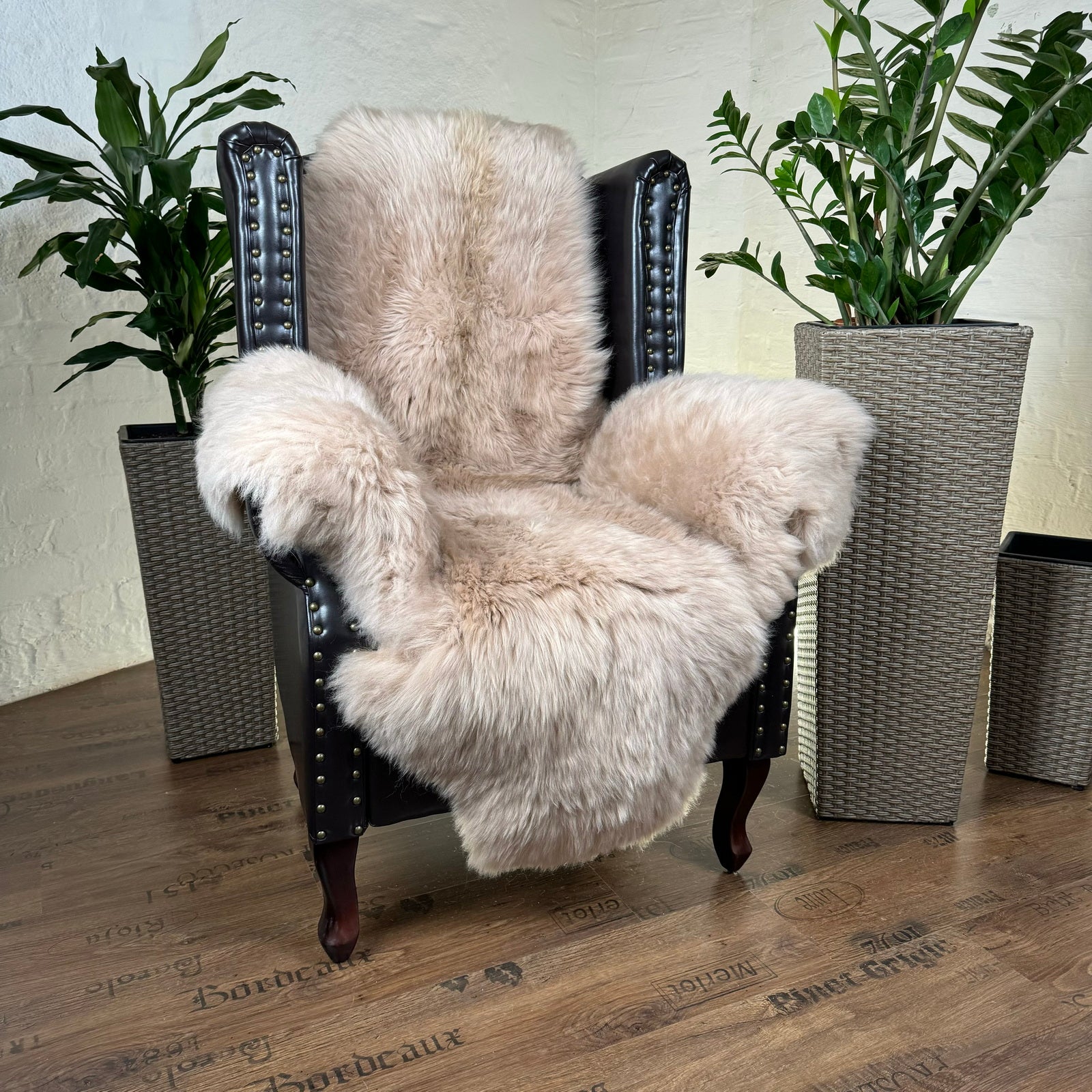 MEIWITT® Schaffell Sesselschoner mit Armlehnen hellbraun / sand