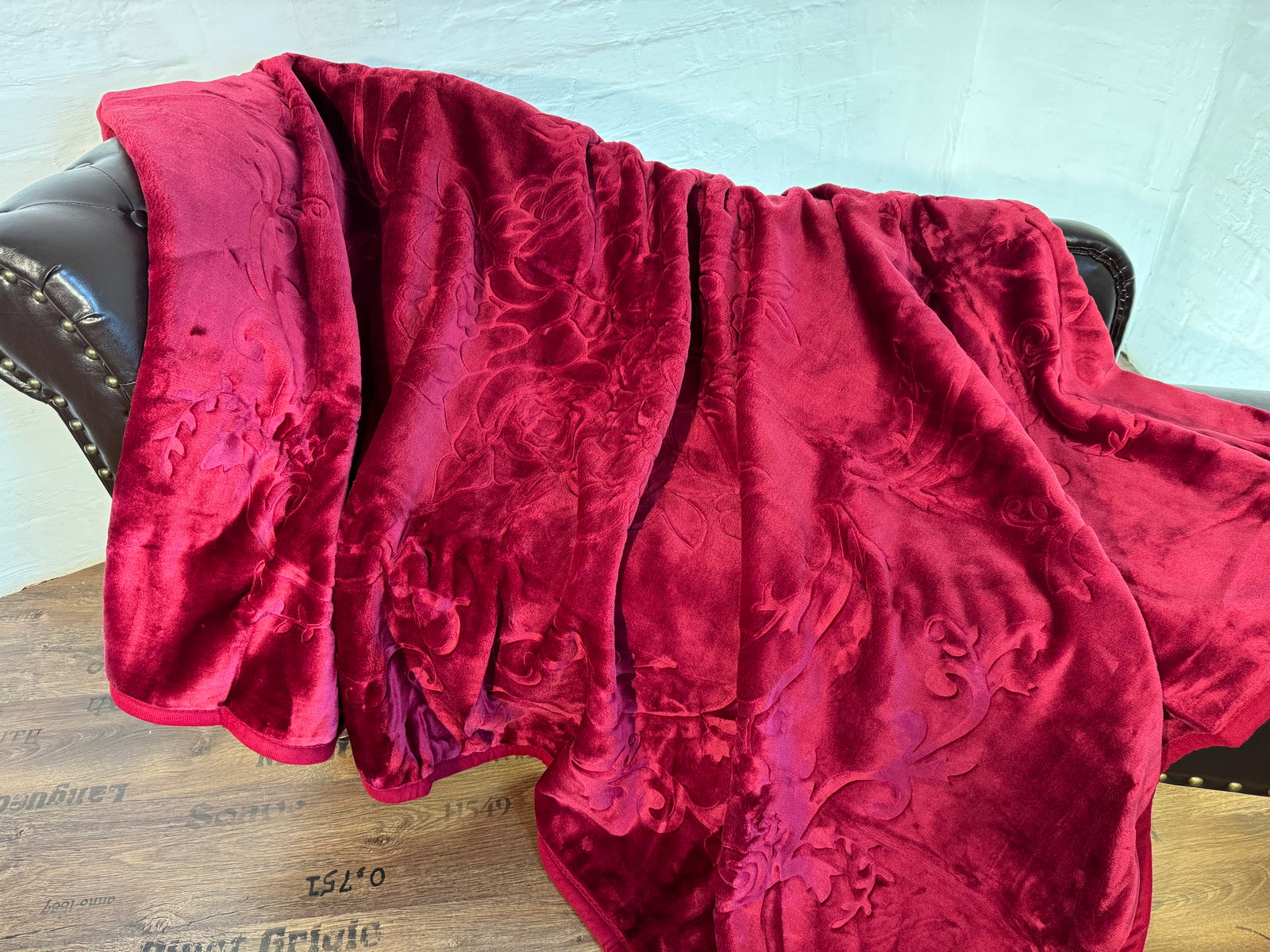 Kuscheldecke Tagesdecke Wohndecke im Luxus-Design brombeer