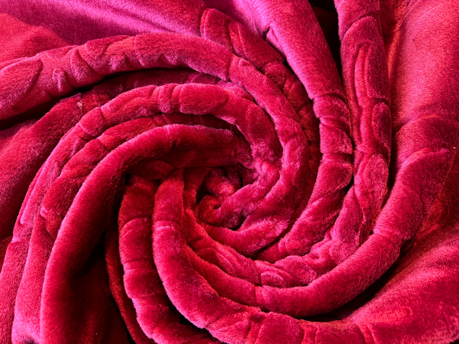 Kuscheldecke Tagesdecke Wohndecke im Luxus-Design brombeer