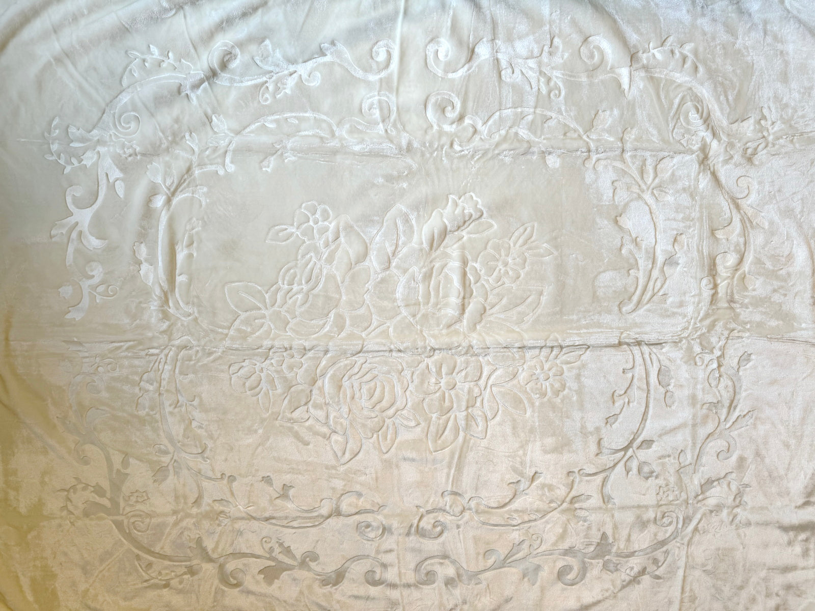 Kuscheldecke Tagesdecke Wohndecke im Luxus-Design weiss