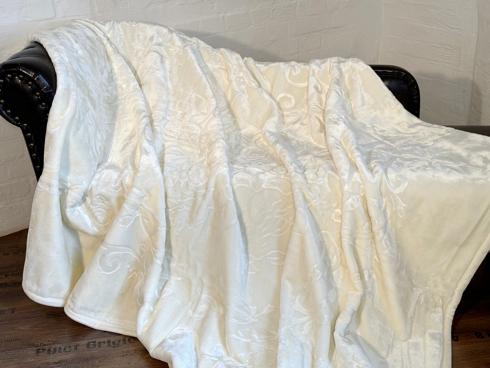 Kuscheldecke Tagesdecke Wohndecke im Luxus-Design weiss
