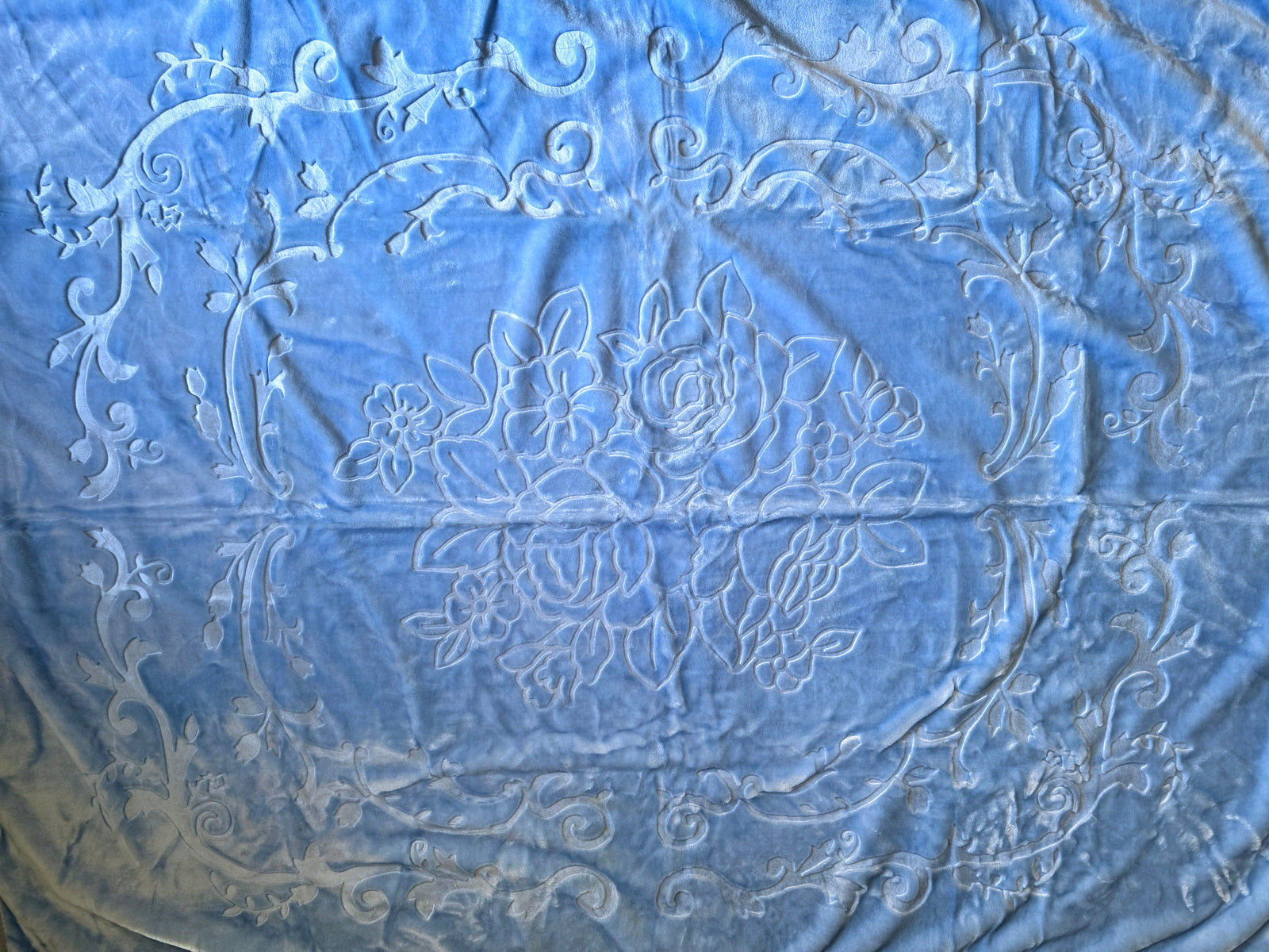 Kuscheldecke Tagesdecke Wohndecke im Luxus-Design hellblau