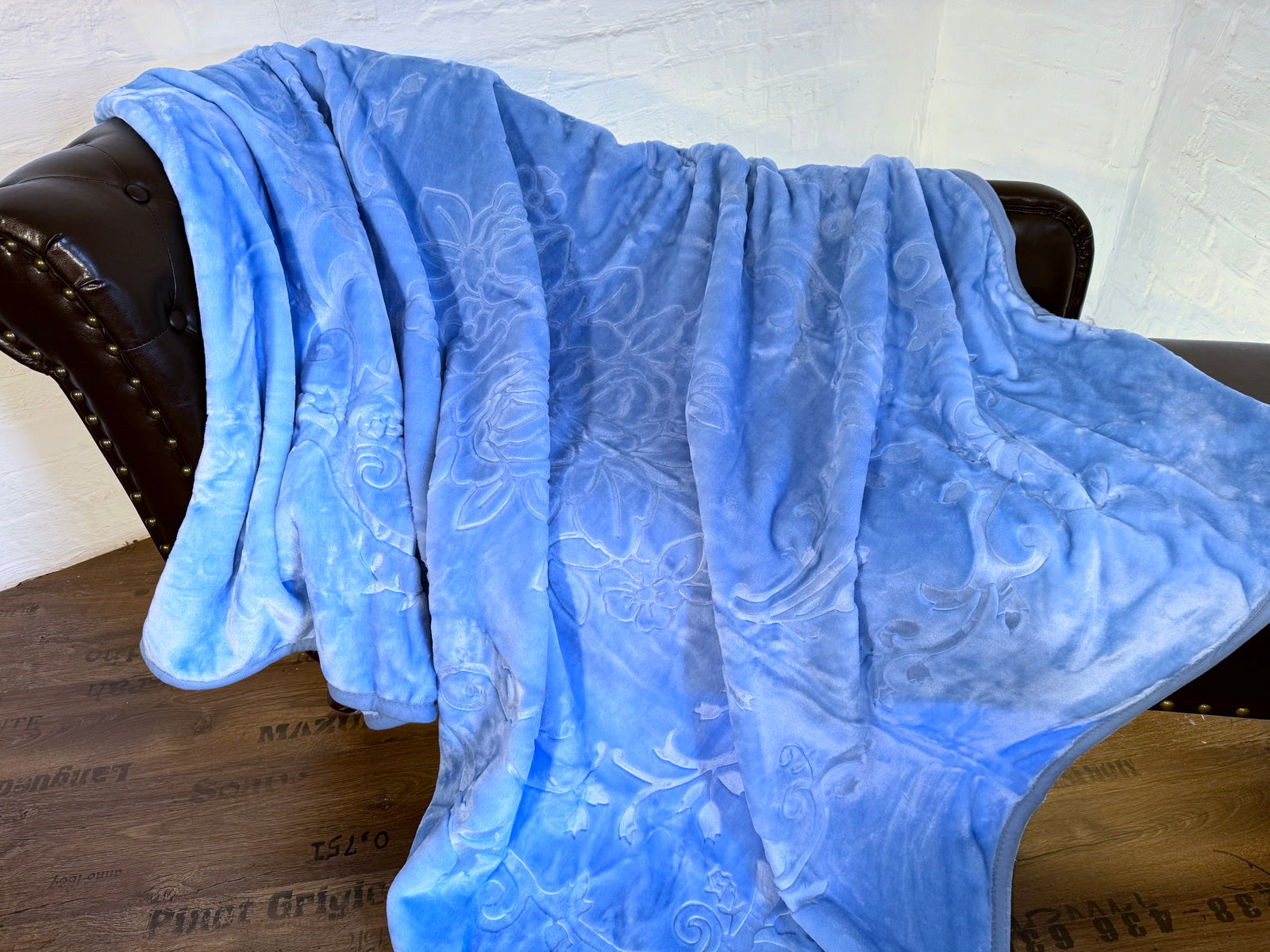 Kuscheldecke Tagesdecke Wohndecke im Luxus-Design hellblau