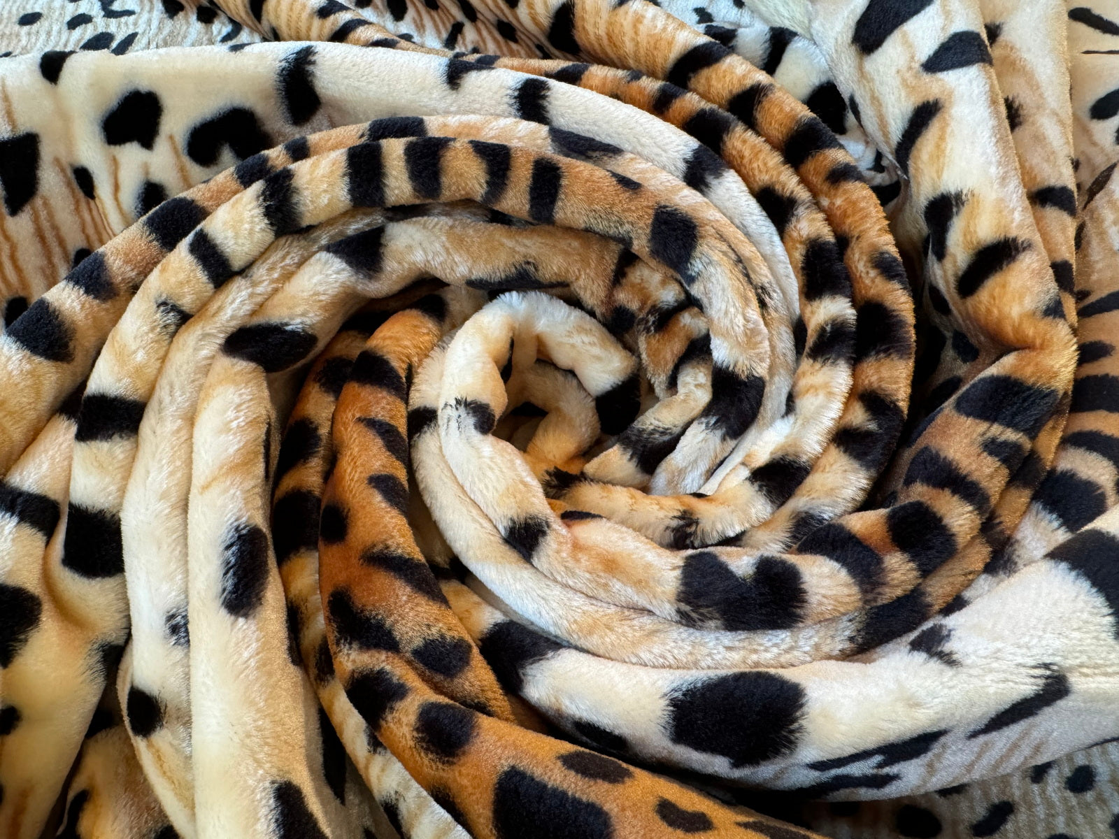 Kuscheldecke Tagesdecke Wohndecke Felloptik Leopard-Modell II