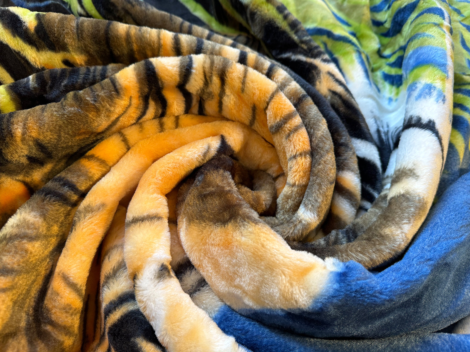 Kuscheldecke Tagesdecke Wohndecke Tiermotiv Löwenkopf mit Mond