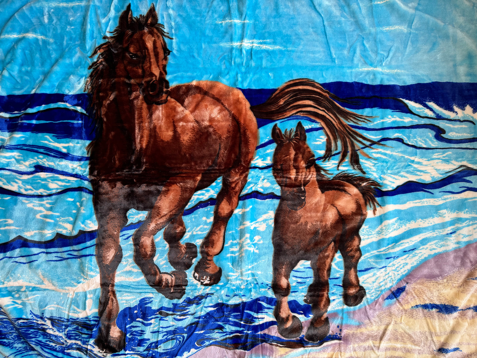 Kuscheldecke Tagesdecke Wohndecke Tiermotiv Pferd mit Fohlen blau