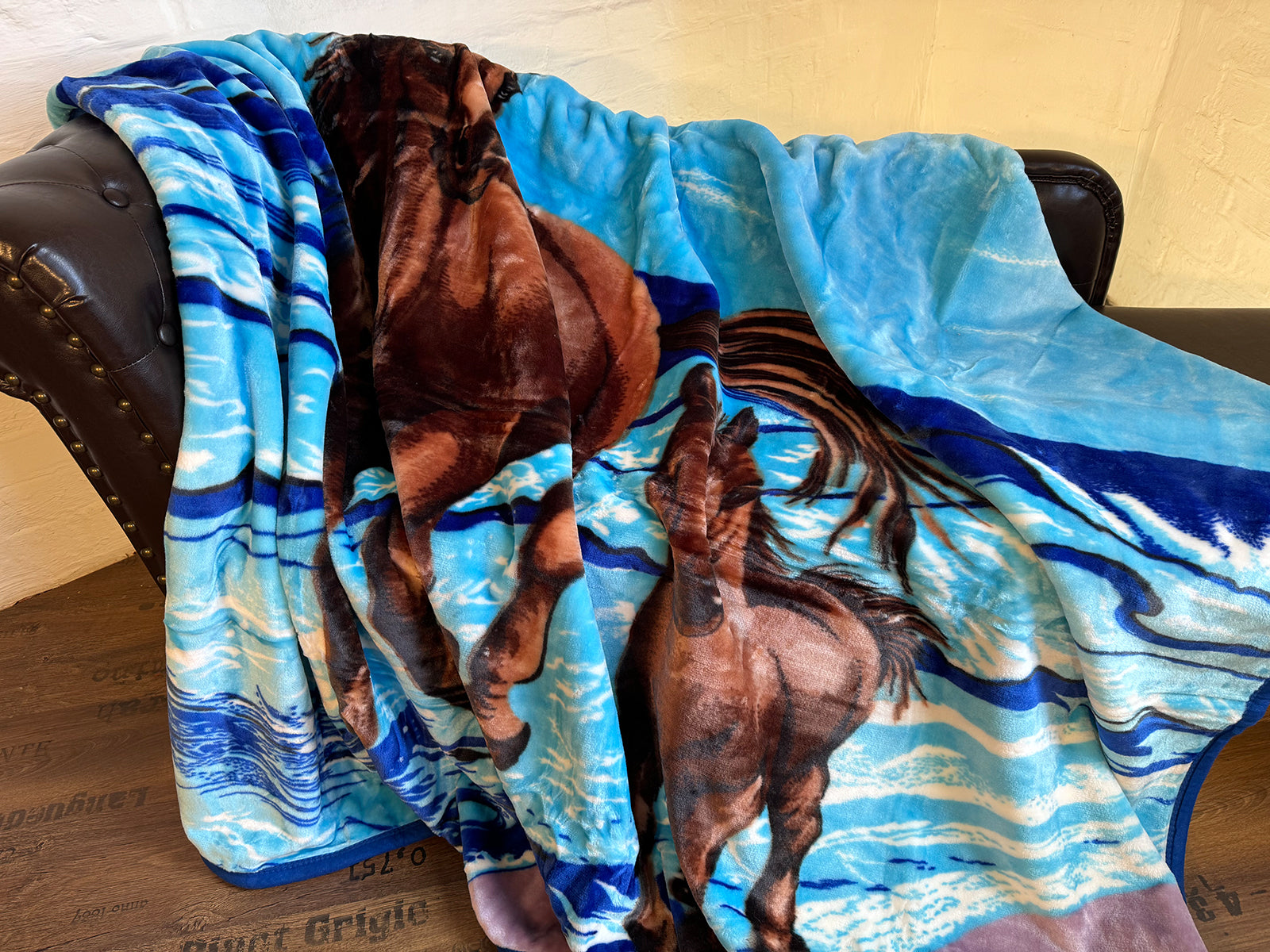 Kuscheldecke Tagesdecke Wohndecke Tiermotiv Pferd mit Fohlen blau