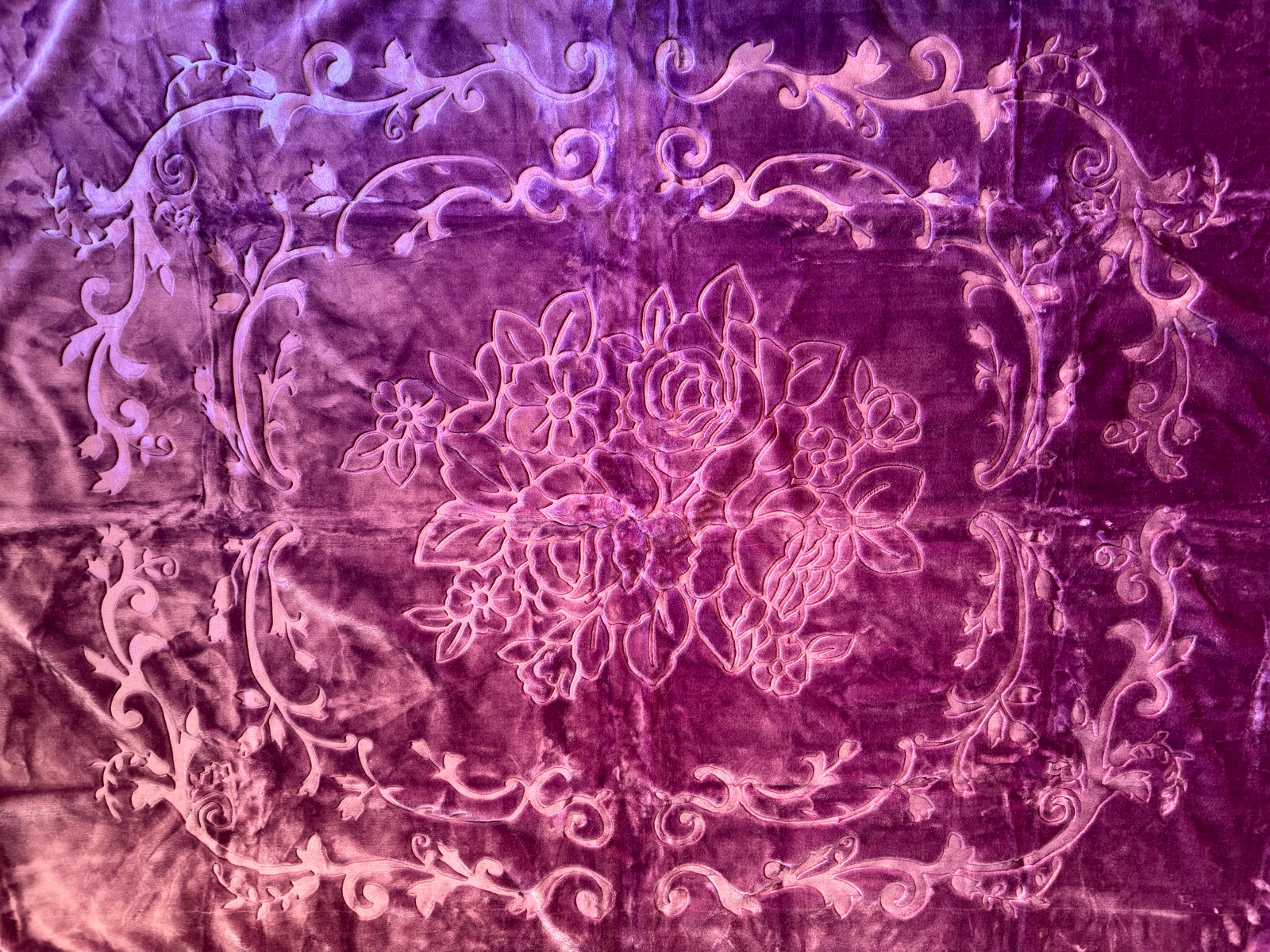 Kuscheldecke Tagesdecke Wohndecke im Luxus-Design lila purpur