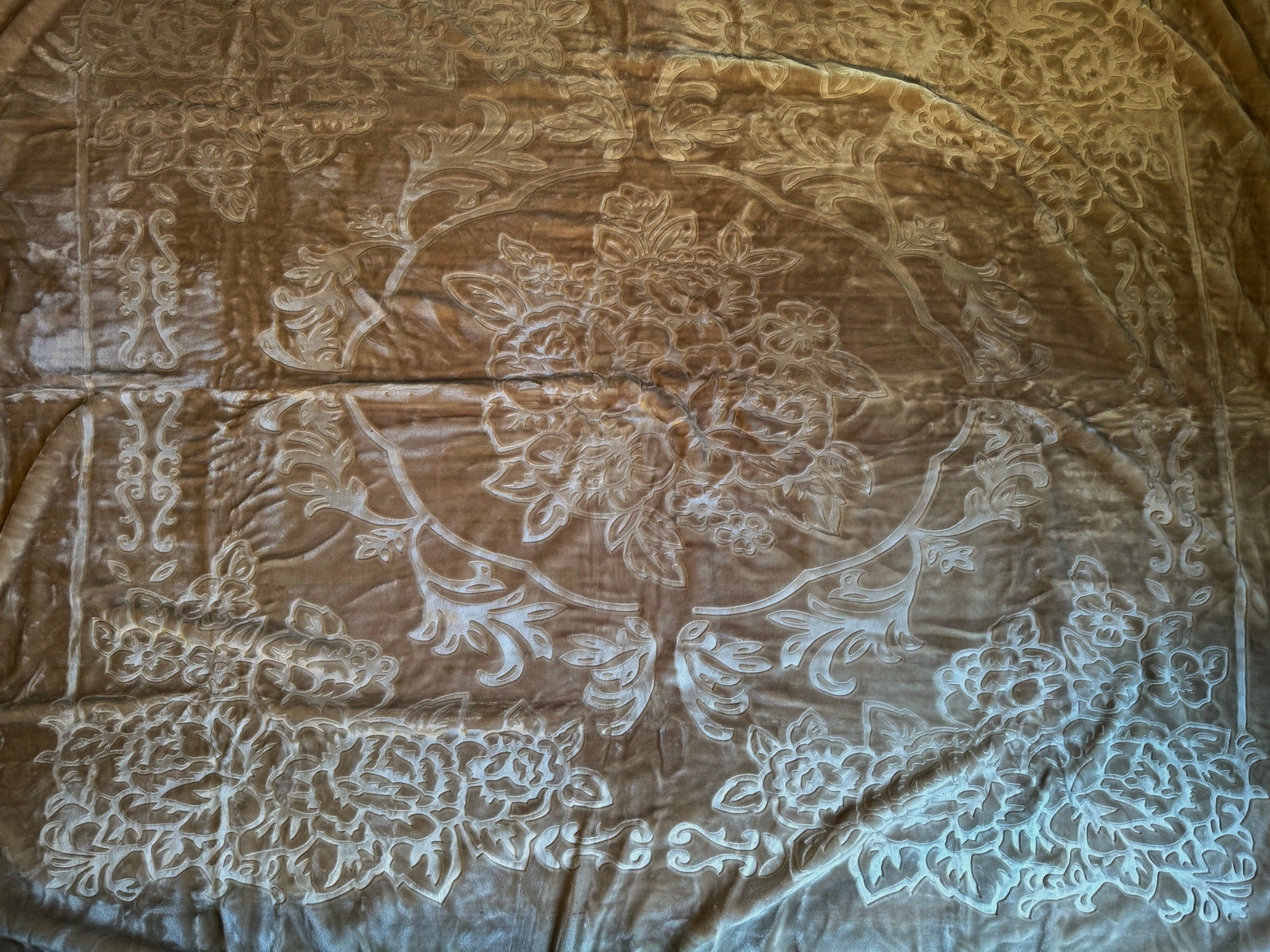 Kuscheldecke Tagesdecke Wohndecke im Luxus-Design sand