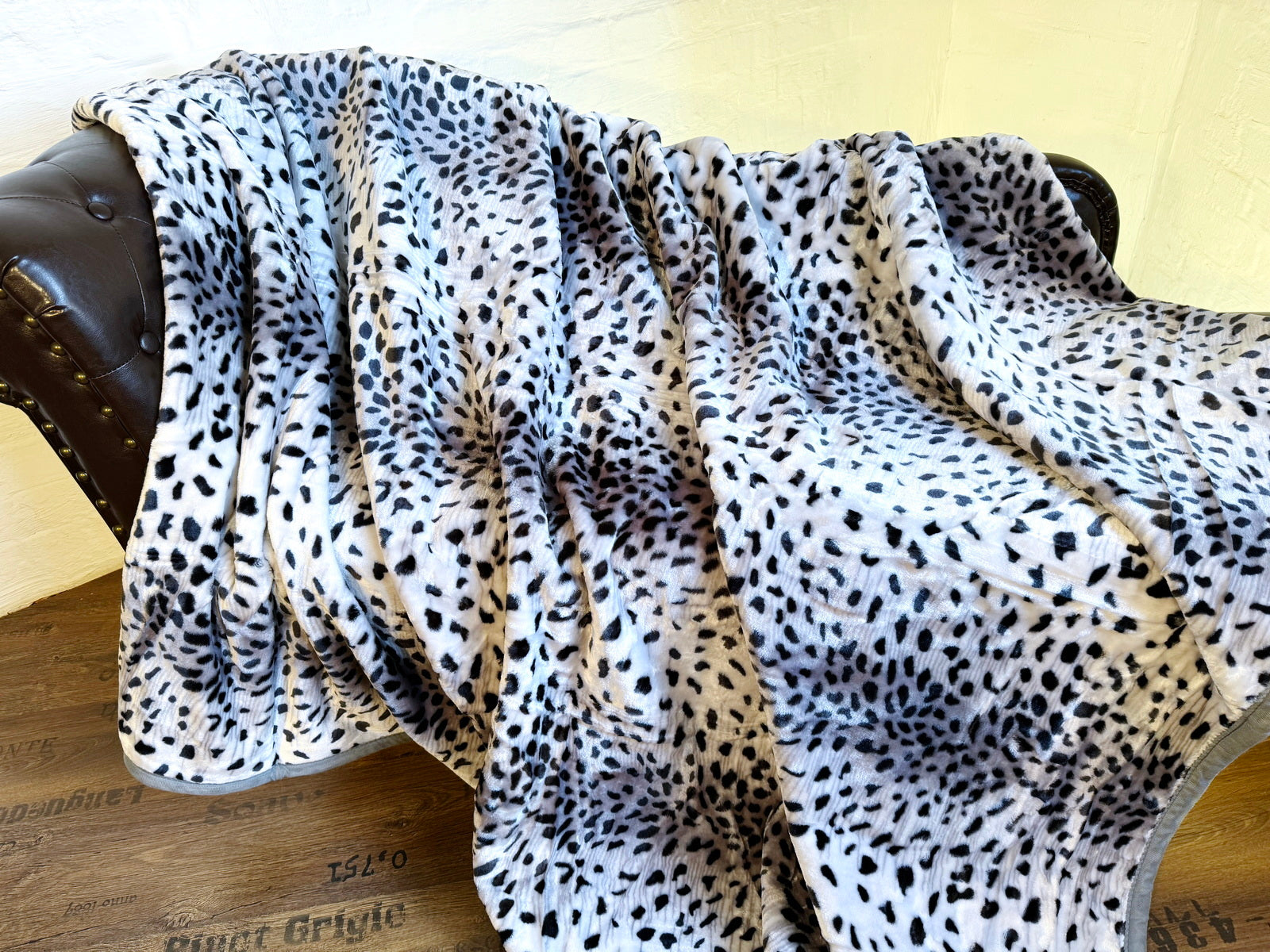 Kuscheldecke Tagesdecke Wohndecke Felloptik Schnee-Leopard