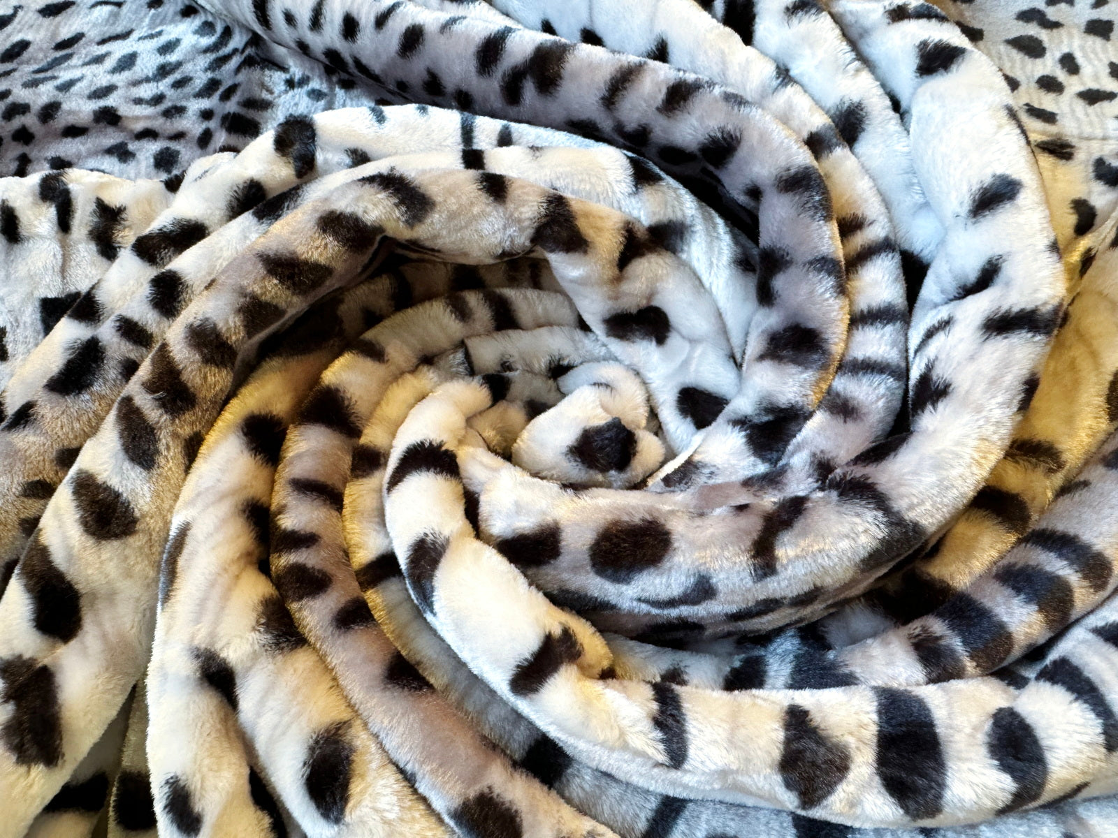 Kuscheldecke Tagesdecke Wohndecke Felloptik Schnee-Leopard
