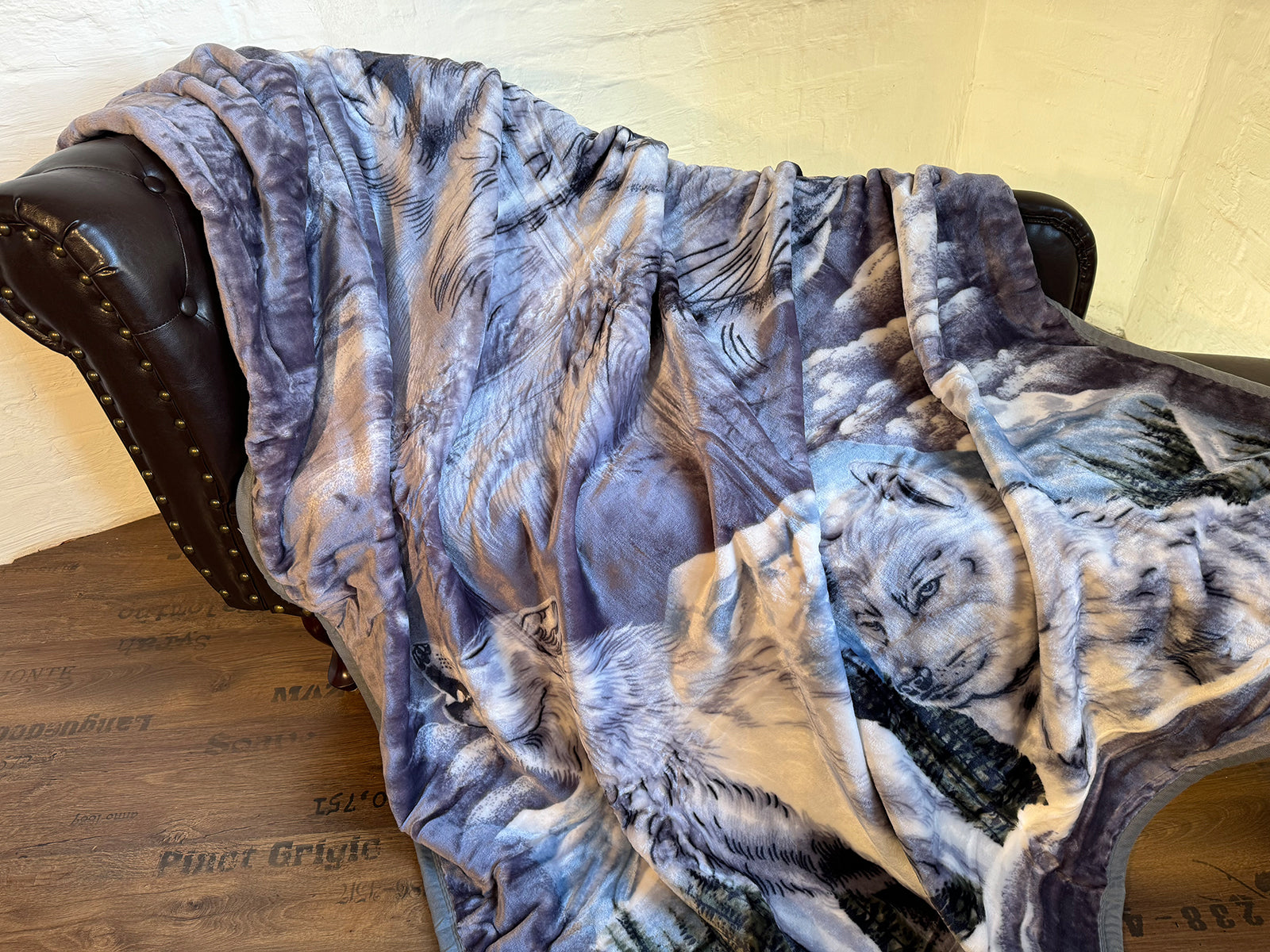 Kuscheldecke Tagesdecke Wohndecke Tiermotiv Silberwolf