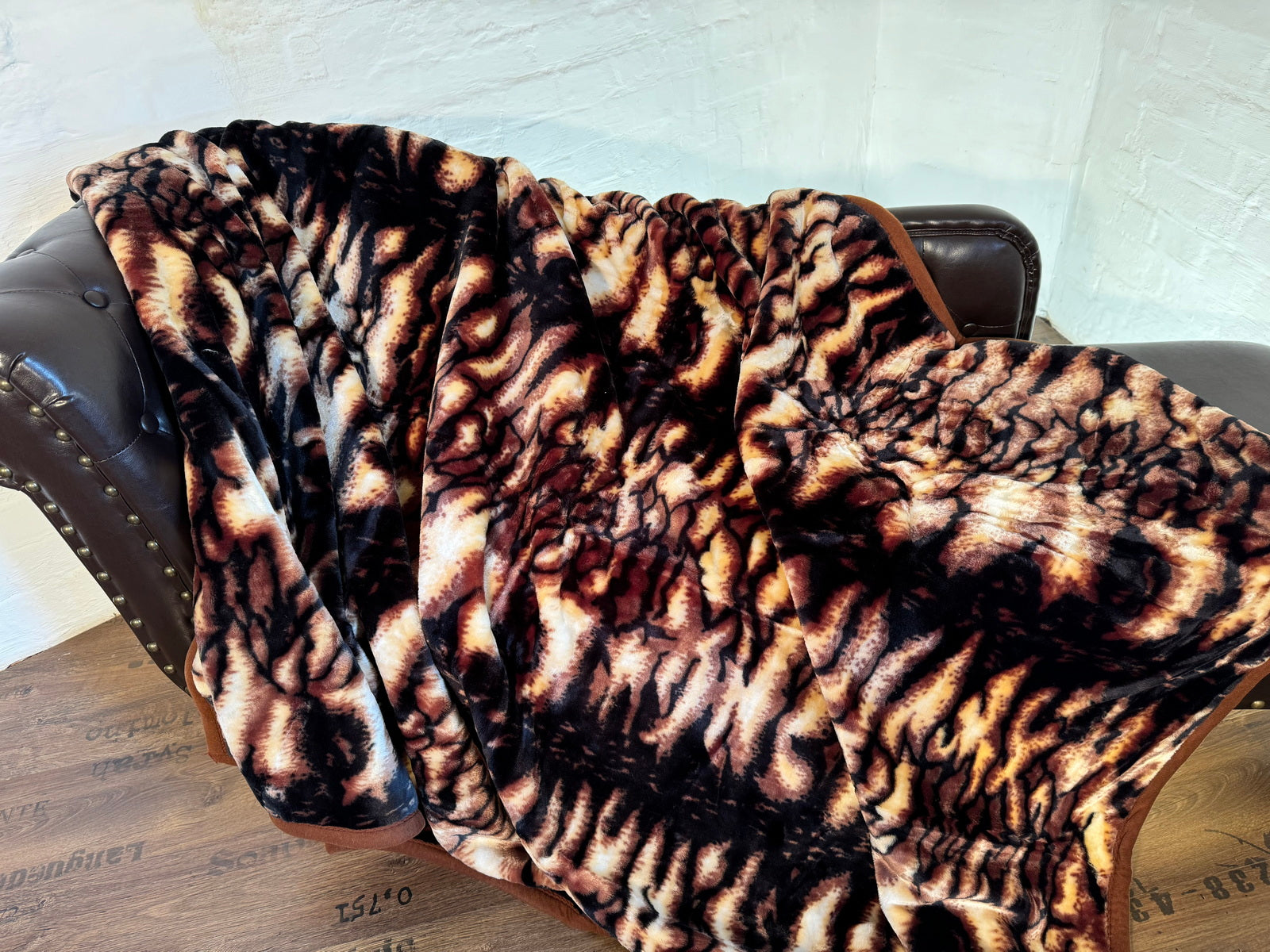 Kuscheldecke Tagesdecke Wohndecke Felloptik Tiger-Design dunkel