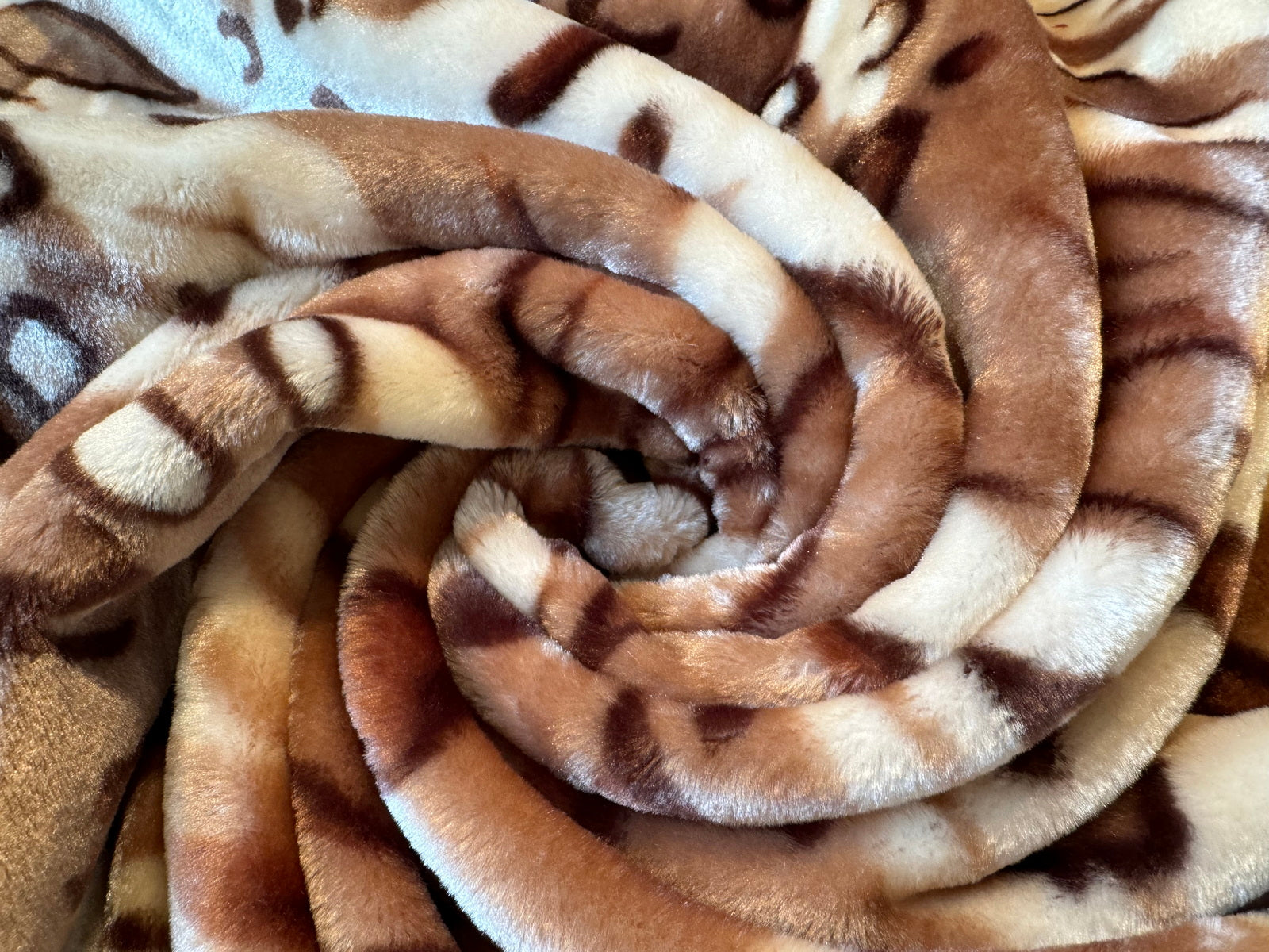 Kuscheldecke Tagesdecke Wohndecke Felloptik Tiger-Design