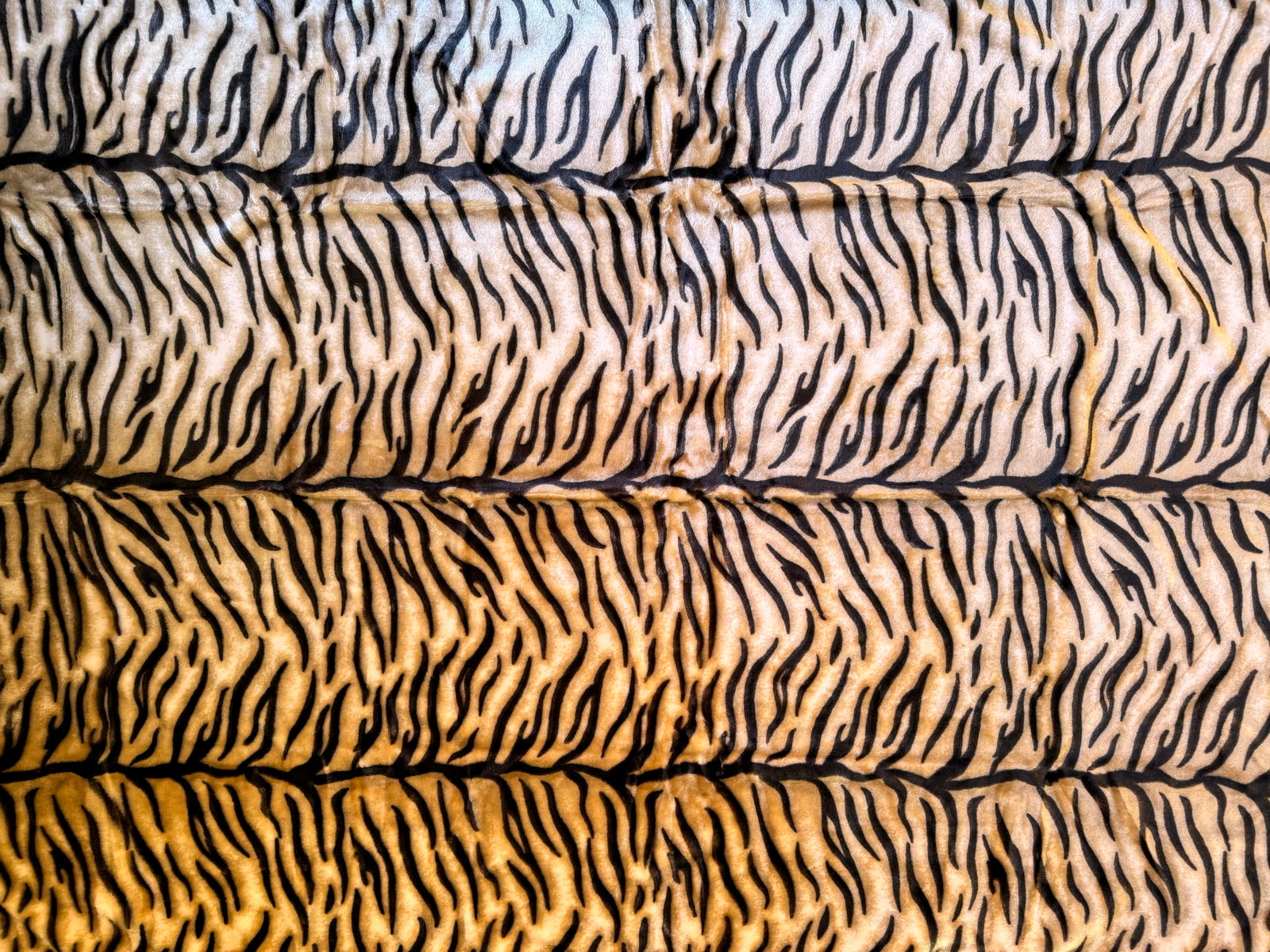 Kuscheldecke Tagesdecke Wohndecke Felloptik Tigerfell Modell II