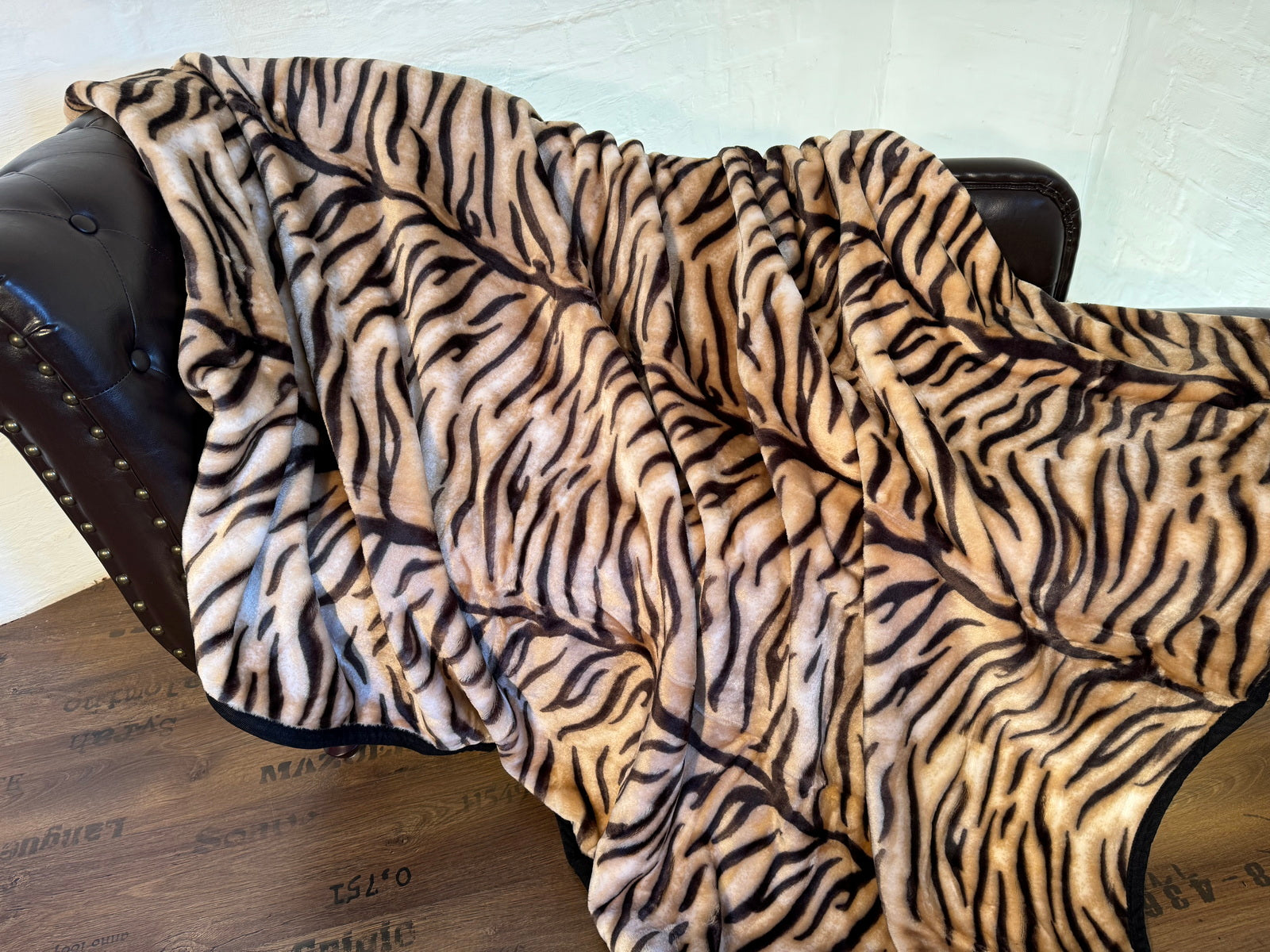 Kuscheldecke Tagesdecke Wohndecke Felloptik Tigerfell Modell II