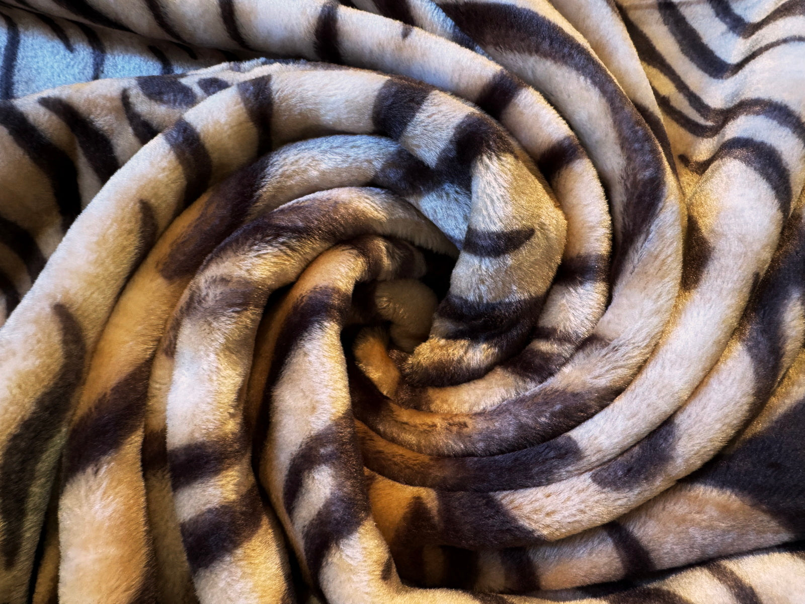 Kuscheldecke Tagesdecke Wohndecke Felloptik Tigerfell Modell II