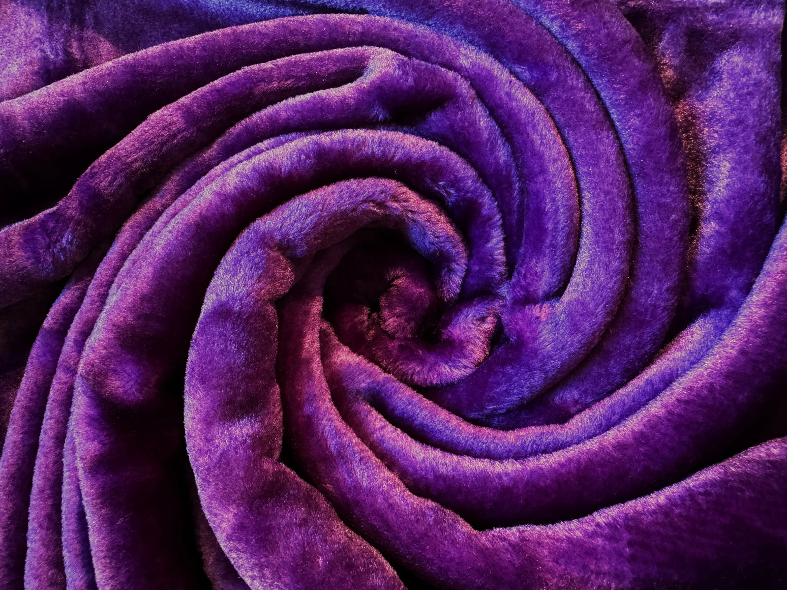 Kuscheldecke Tagesdecke Wohndecke im Glanz-Design violett 160x200cm