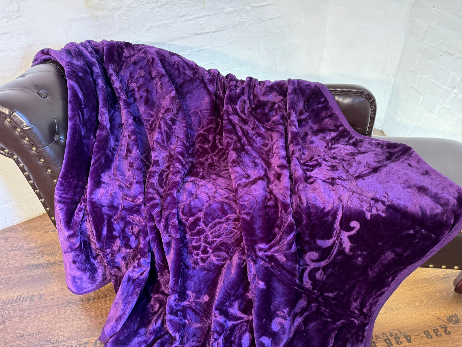 Kuscheldecke Tagesdecke Wohndecke im Luxus-Design violett