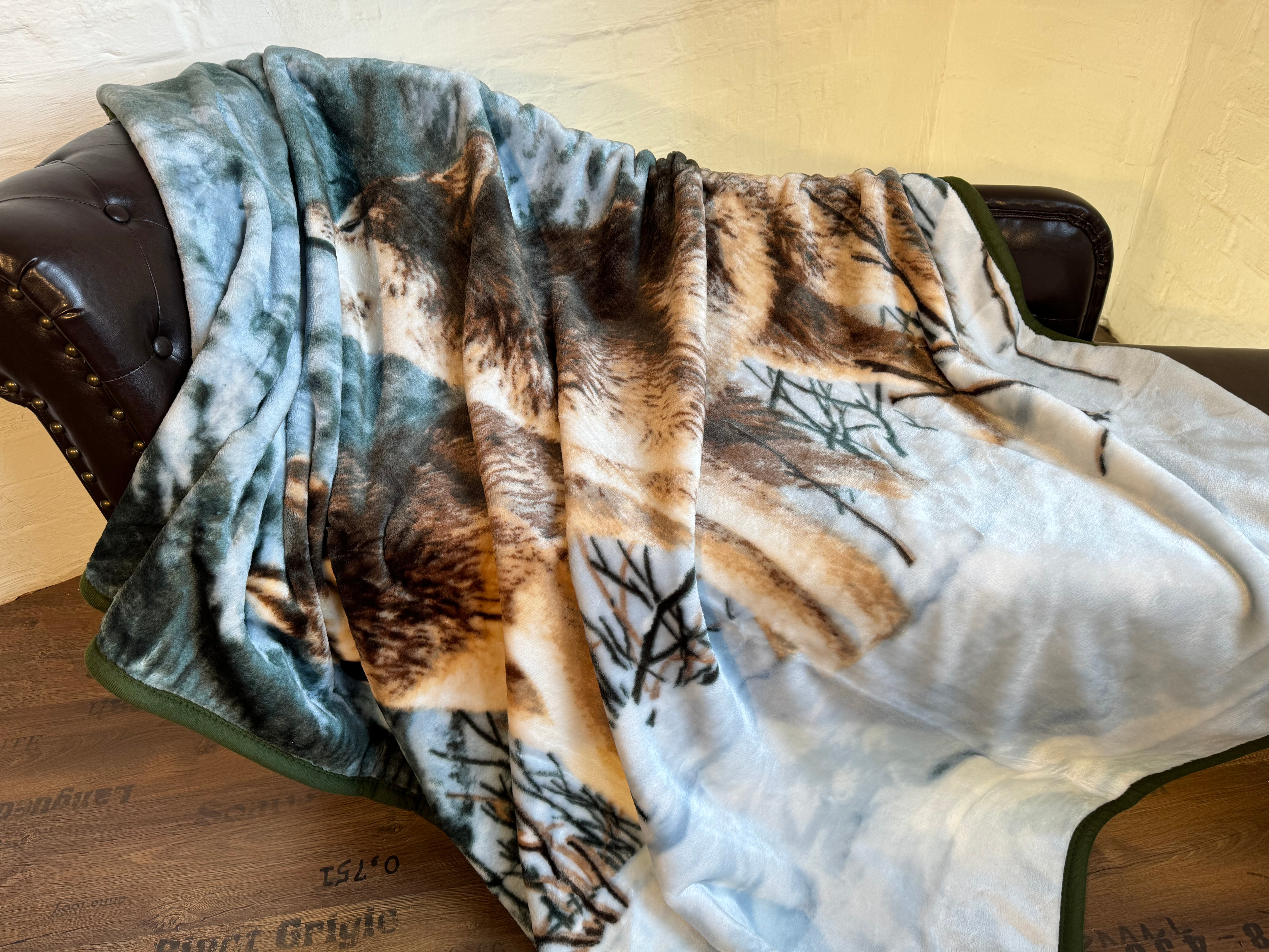 Kuscheldecke Tagesdecke Wohndecke Tiermotiv Winter Wolf