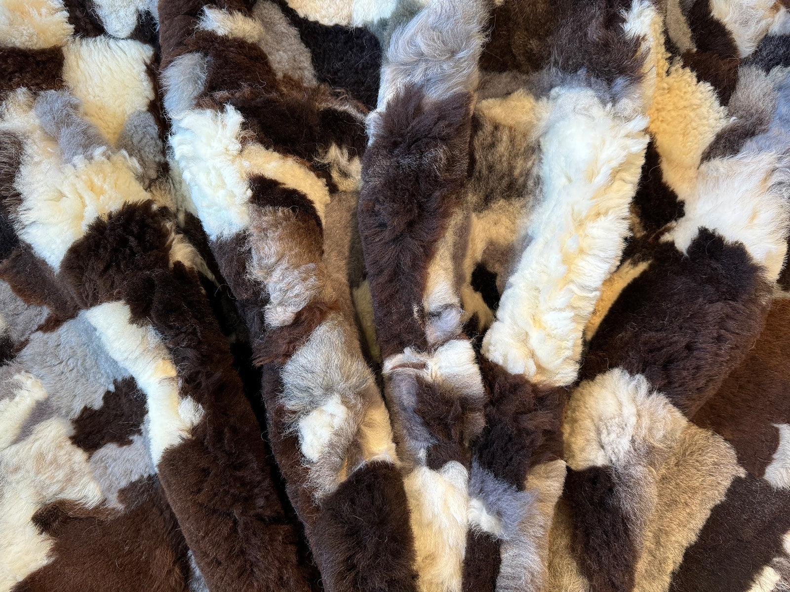 Echter Pelzläufer PL-208 Fellläufer Lammfellläufer 160x60cm braun weiß gescheckt