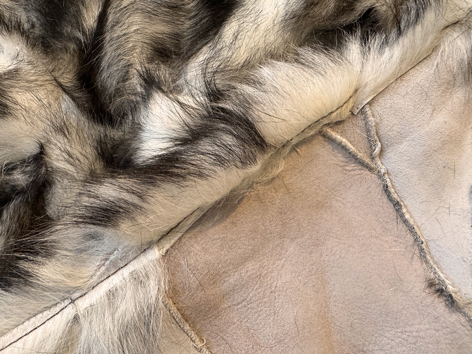 Echter Pelzläufer PL-261 Fellläufer Lammfellläufer 160x60cm taupe weiß schwarz