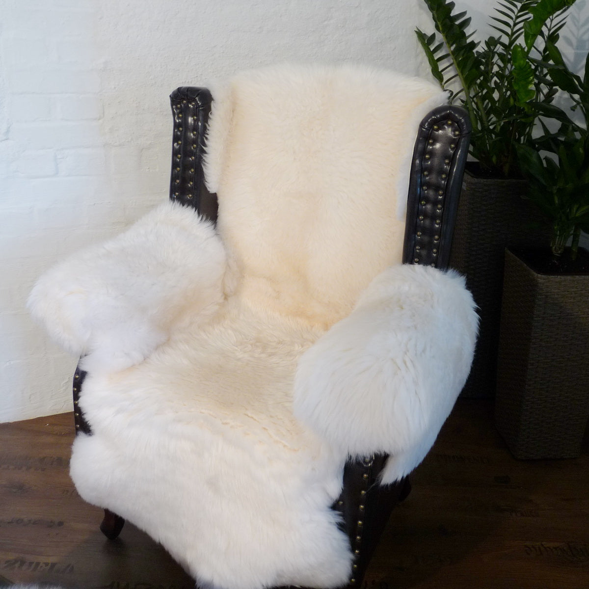 MEIWITT® Schaffell Sesselschoner mit Armlehnen weiss
