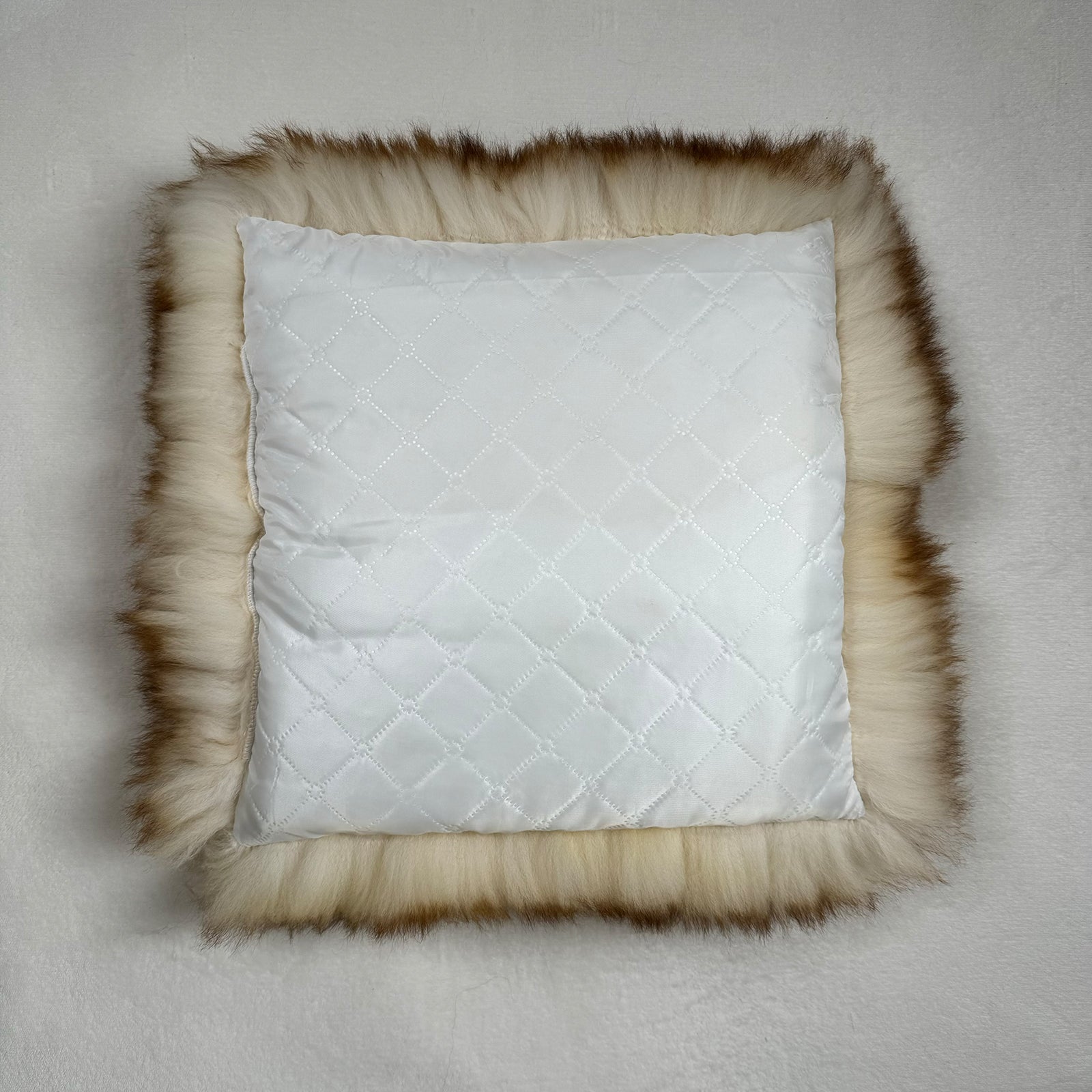MEIWITT® Schaffellkissen Kissen aus echtem Schaffell weiss hellbraun geflammt