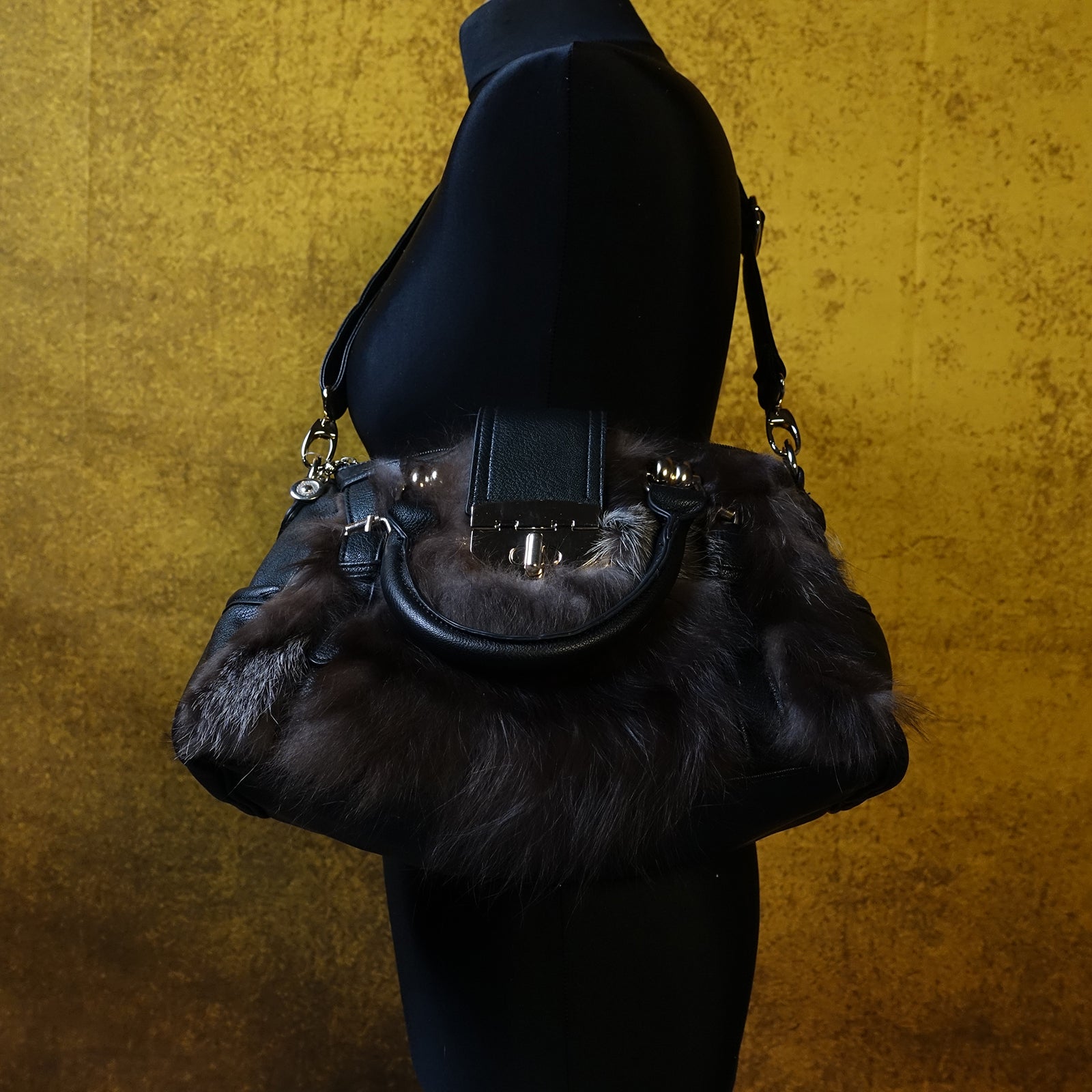 Handtasche / Schultertasche mit echtem Pelzbesatz mittel - Blaufuchs