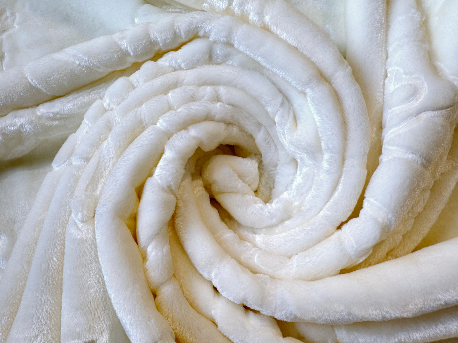 Kuscheldecke Tagesdecke Wohndecke im Luxus-Design weiss