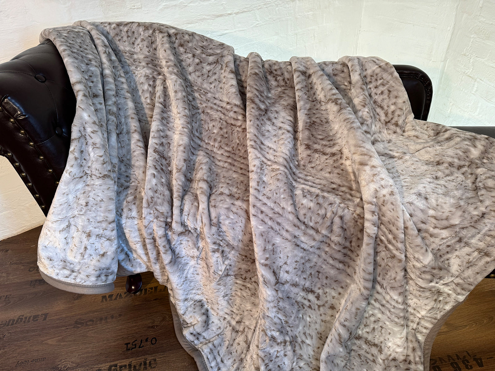 Kuscheldecke Tagesdecke Wohndecke Felloptik Felldesign grau