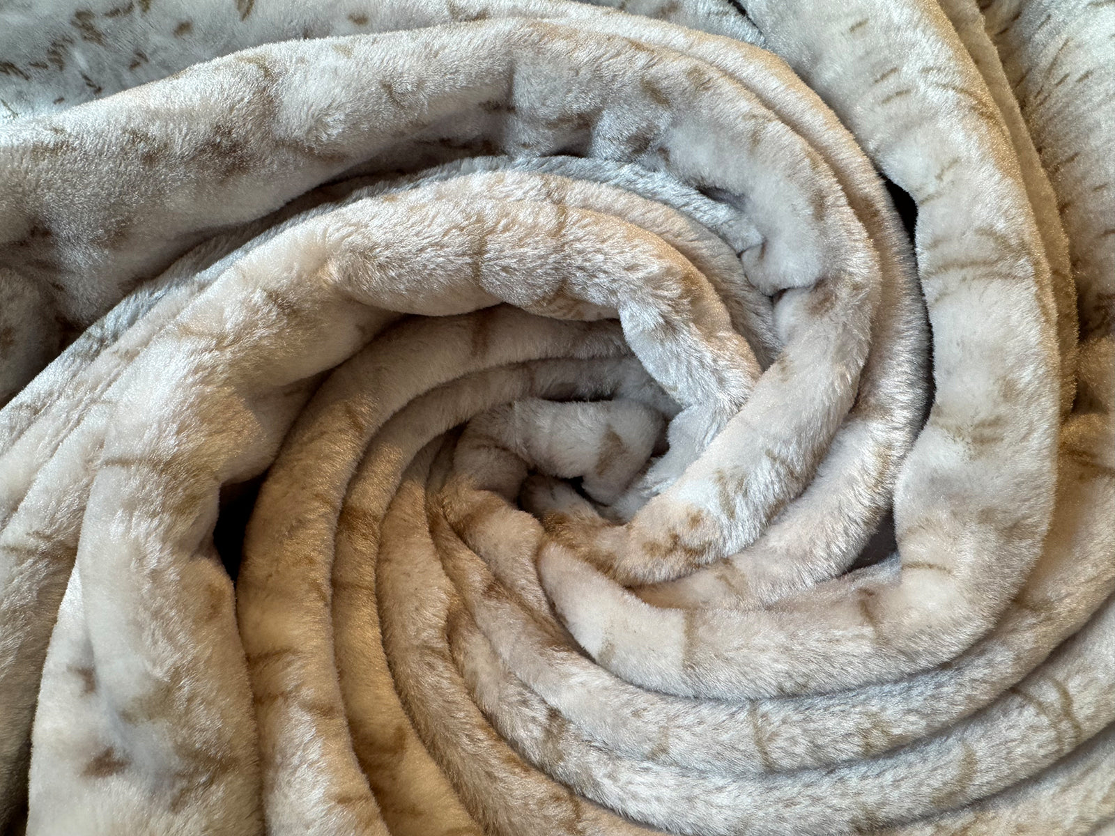 Kuscheldecke Tagesdecke Wohndecke Felloptik Felldesign grau