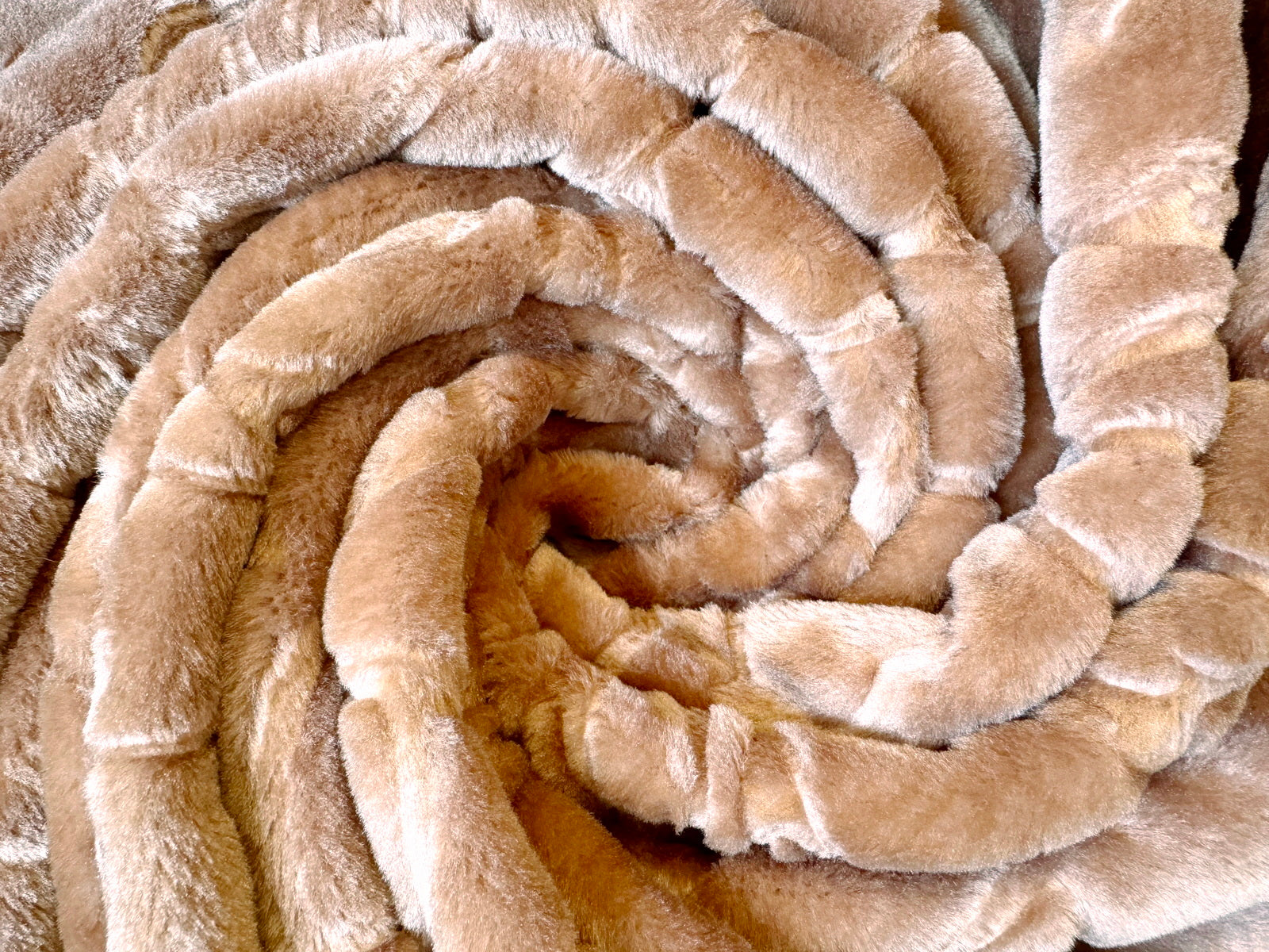 Kuscheldecke Tagesdecke Wohndecke im Luxus-Design mandelbraun