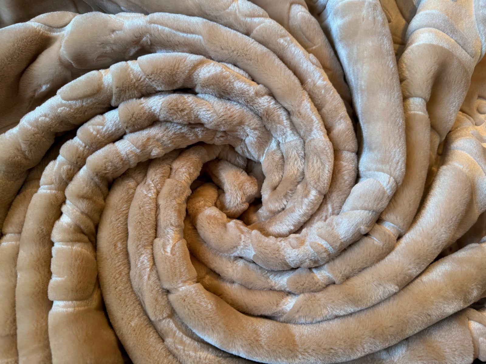 Kuscheldecke Tagesdecke Wohndecke im Luxus-Design sand