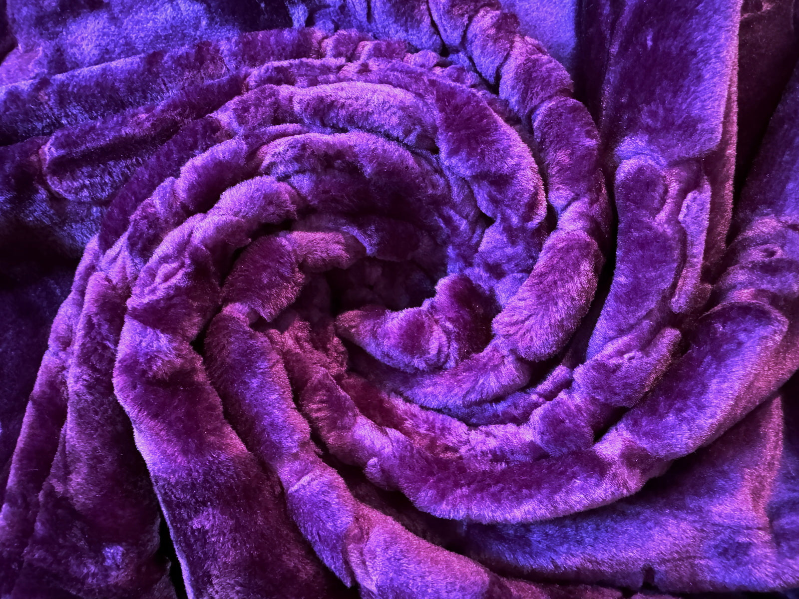 Kuscheldecke Tagesdecke Wohndecke im Luxus-Design violett